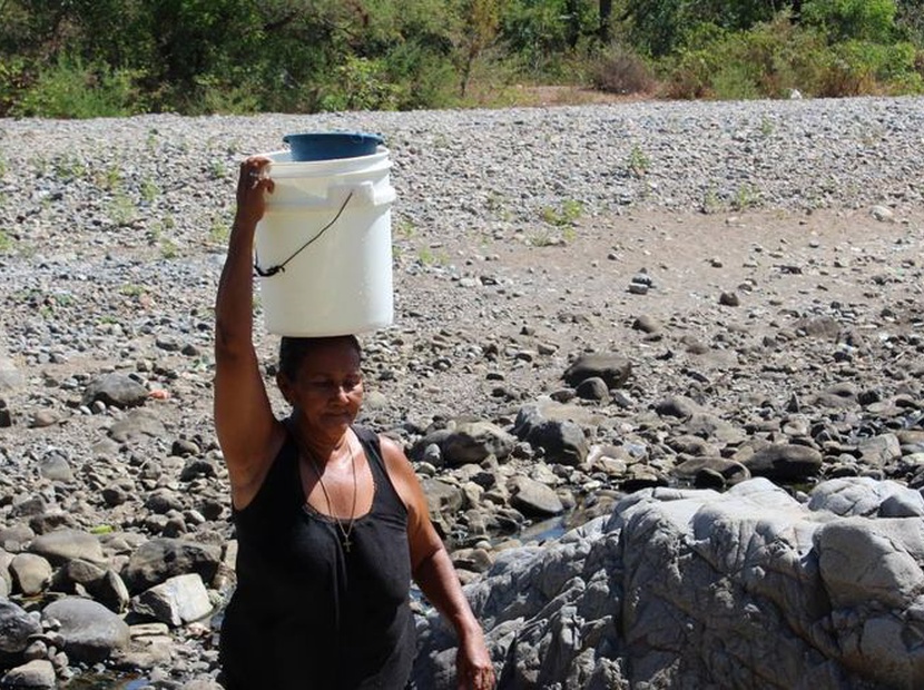 Brecha de género en acceso al agua y saneamiento persistente en la región